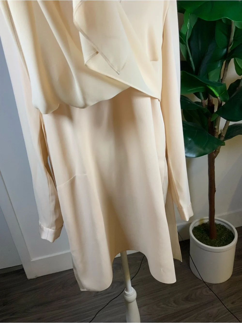 BCBGMaxAzria Cream Long-Sleeve V-Neck Tunic